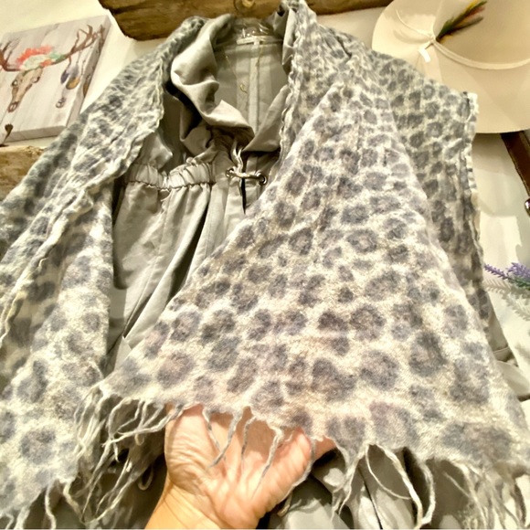 *sold* Aritzia WILFRED 100% Wool monochromatic animal print scarf /wrap - Picture 3 of 7